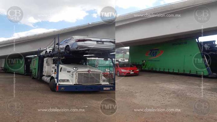Trailer nodriza queda atorado en Puente de Mil Cumbres