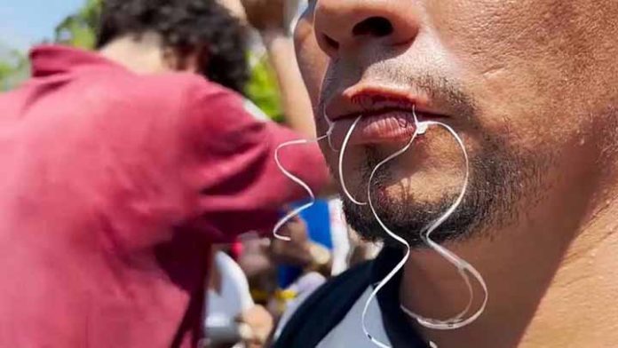 Migrantes se cosen la boca como protesta en la frontera sur