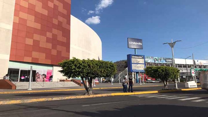 Maestros de la CNTE liberan plaza Las Américas en Morelia