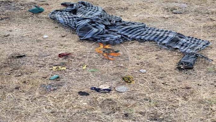 Muerto a balazos y encobijado lo abandonan en Tepalcatepec