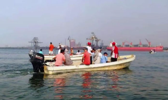 Empresa de fertilizantes afecta a pescadores y contamina el Puerto de Lázaro Cárdenas