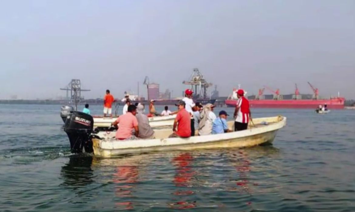 Empresa de fertilizantes afecta a pescadores y contamina el Puerto de Lázaro Cárdenas Empresa de fertilizantes afecta a pescadores y contamina el Puerto de Lázaro Cárdenas