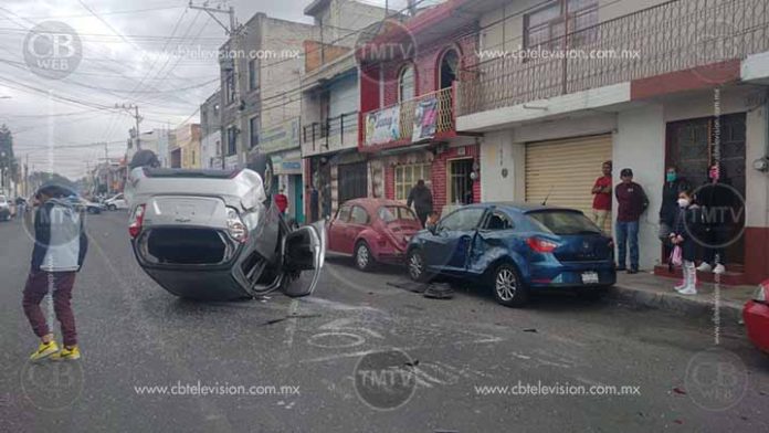 Vuelca auto sobre calle Cuautla, Morelia; camioneta que lo impacto se dio a la fuga