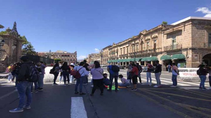Egresados en educación se concentraron en Palacio de Gobierno, exigen asignación de plazas