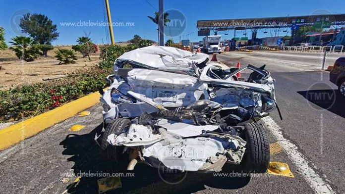 Camión sin frenos destroza dos autos y deja tres heridos en la caseta de Ecuandureo