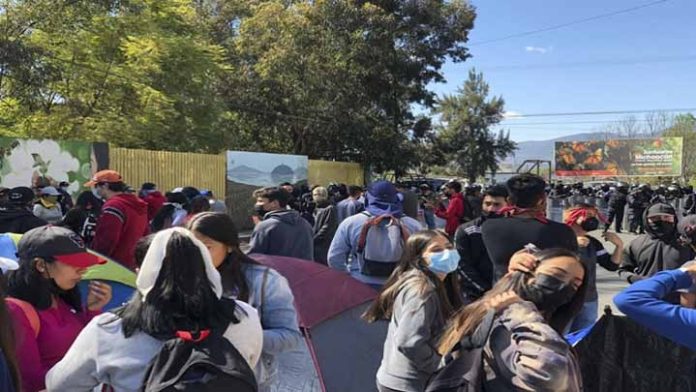 Ante la reducción de matrículas, normalistas tomaron la Av. Siervo de la Nación; UROP resguardó la zona.