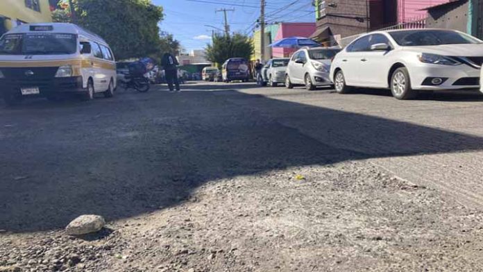 Pavimentación de la calle Holanda quedó a medias, denuncian ciudadanos