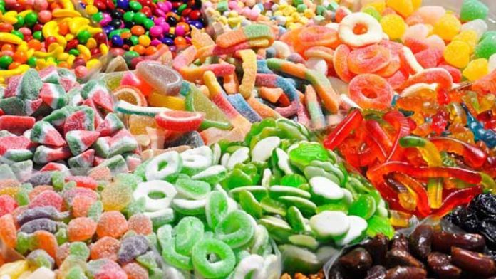 Adolescente se vuelve millonario de solo vender dulces en la escuela