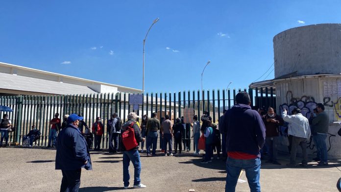 Larga fila para repartición de placas en CU, Morelia