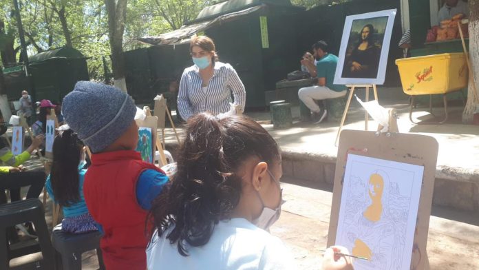 Niñas y niños pintan la “Mona lisa” en Morelia