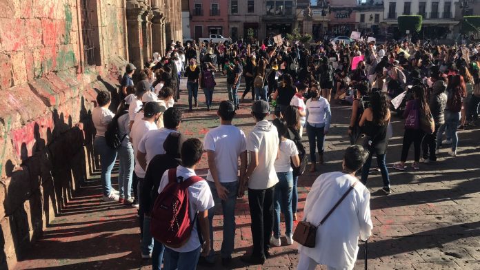 Realizan pintas en el templo de San Francisco a pesar de valla humana