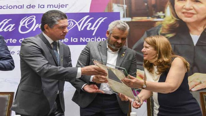Rector y Gobernador entregan reconocimiento a Ministra de la SCJN