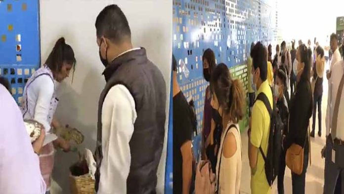 Se hace larga fila para comprar tlayudas en el AIFA