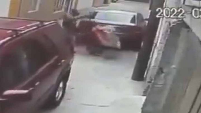 Captan momento en que presunto feminicida de Susana tira su cuerpo