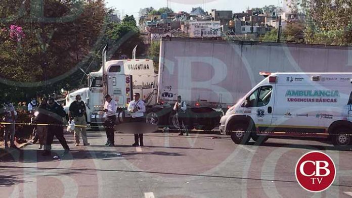 Motociclista muere al chocar con trailer en el libramiento de Morelia