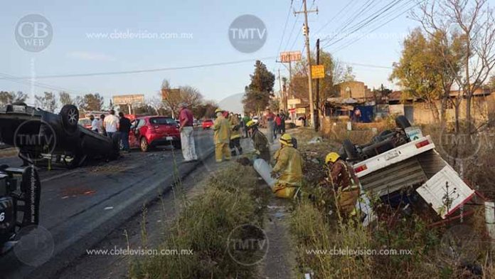Choque múltiple deja dos autos volcados en la salida a Salamanca