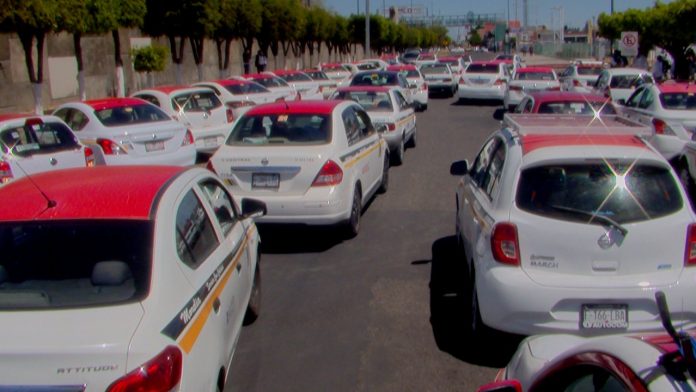 Taxistas bloquean libramiento, piden quitar a los vehículos del acceso principal de la TAM
