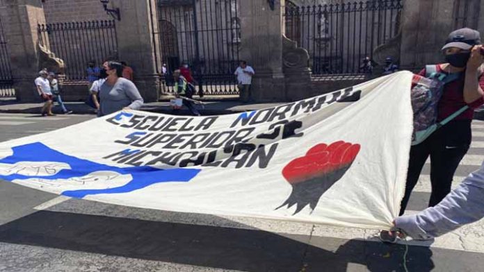 Marchan estudiantes normalistas que se oponen al examen CENEVAL