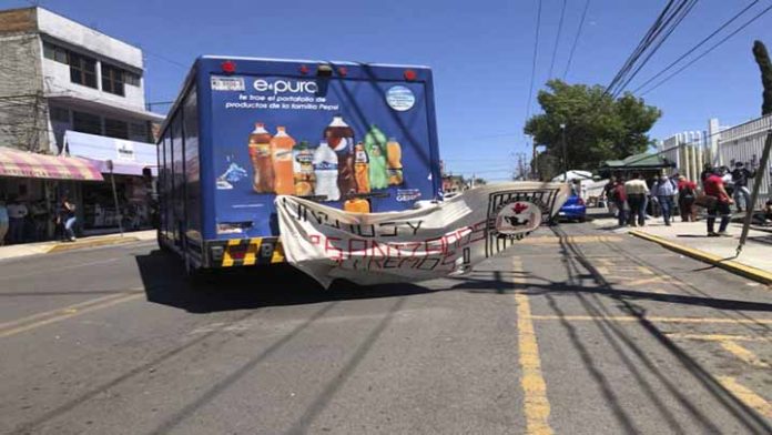 Egresados normalistas toman camión y cierran Av. Siervo de la Nación para protestar en SEE en Morelia