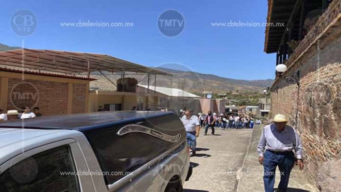 Familiares y habitantes despiden al edil de Aguililla