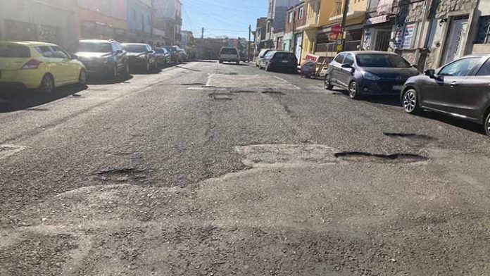 Esquivar un bache puede provocar un accidente en la calle Curtidores