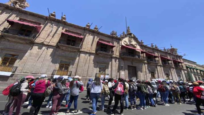 normalistas realizaron manifestación en el centro de Morelia
