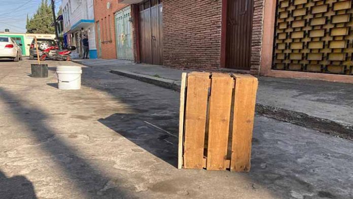 Ciudadanos apartan estacionamiento y obstruyen calles en Morelia