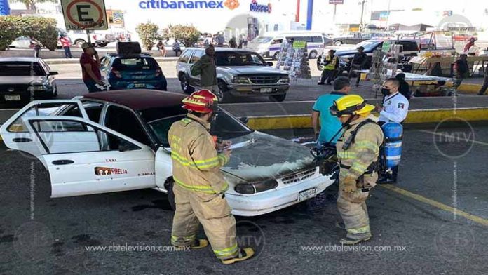 Se incendia taxi en la salida a Charo, bomberos Morelia lo apaga