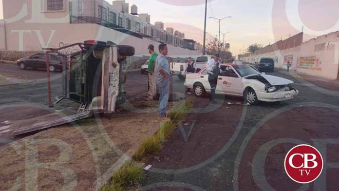 Choque volcadura entre taxi y camioneta en Morelia
