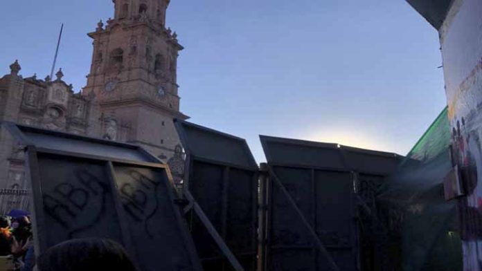 Feministas derriban vallas de Palacio de Gobierno