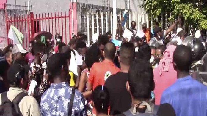 Riña entre migrantes haitianos y africanos en Tapachula