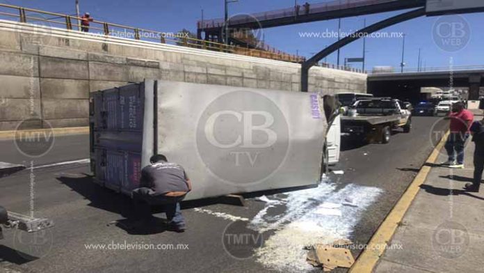Vuelca camioneta en el libramiento de Morelia y se le escurre la leche