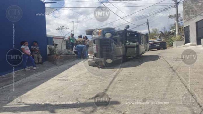 Vuelca camioneta en el Rincón del Punhuato, sin lesionados