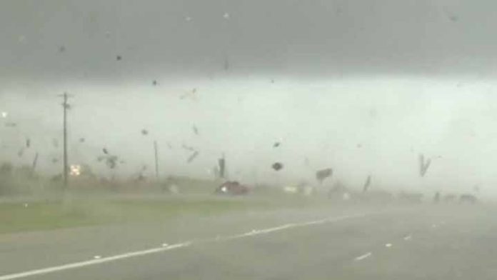 Conductor logró sobrevivir el embate de un tornado y seguir su camino