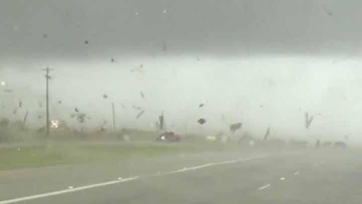 Conductor logró sobrevivir el embate de un tornado y seguir su camino Conductor logró sobrevivir el embate de un tornado y seguir su camino