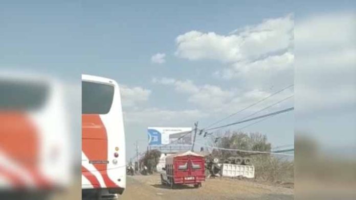 Vuelca camión sobre la carretera Quiroga-Morelia