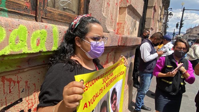 Familiares de pareja de estudiantes desaparecidos en Jiquilpan pide ayuda para encontrarlos