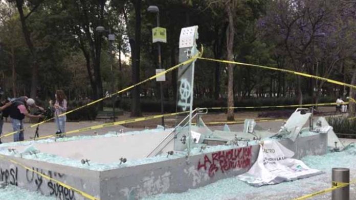 Feministas resultan heridas de gravedad tras romper cristal de Metro Hidalgo