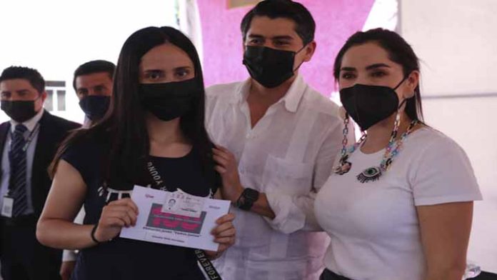 Reciben 200 estudiantes foráneos, tarjetas para descuento en transporte