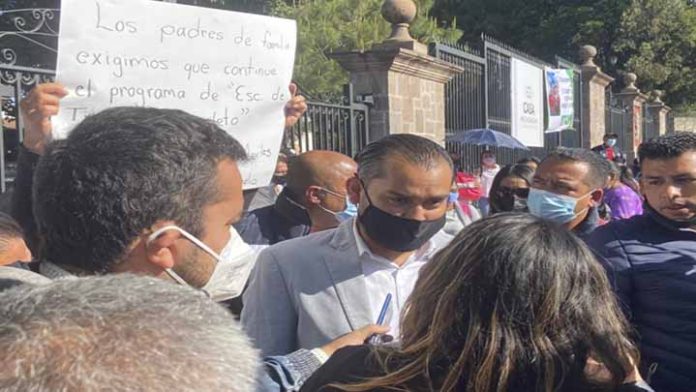 “Queremos que nos den certeza”: docentes y padres de familia piden que no desaparezcan las Escuelas de Tiempo Completo