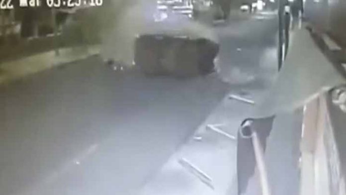 En Pátzcuaro conductor vuelca su auto y sale volando