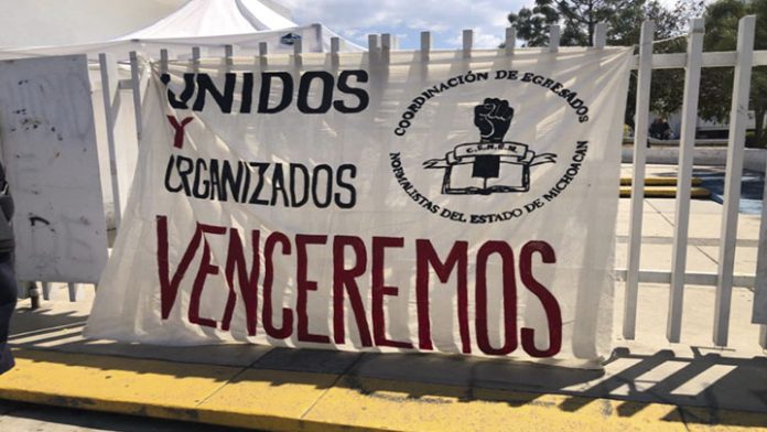 Normalistas toman las instalaciones de la Secretaría de Educación del Estado en Morelia