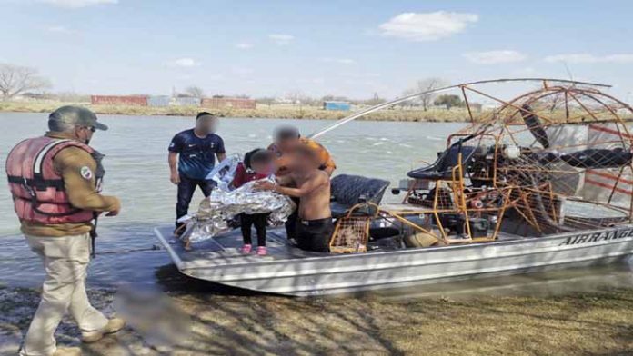 Rescatan a 18 migrantes que intentaban cruzar el Río Bravo