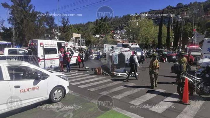 Volcadura de ambulancia deja un muerto en Camelinas