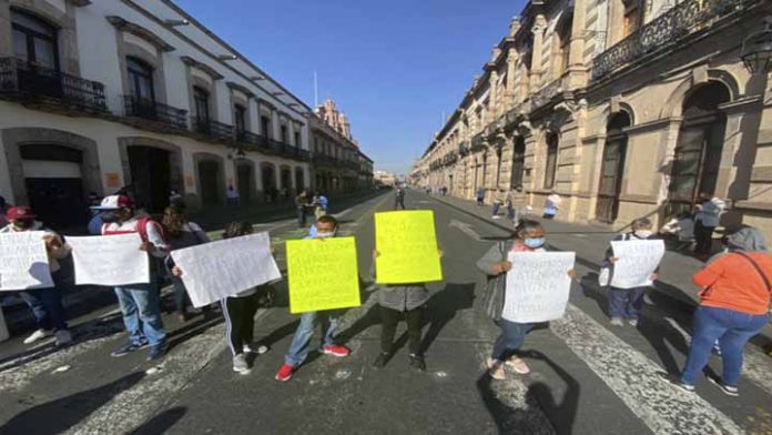A falta de respuestas, pacientes de Hemodiálisis toman Avenida Madero en Morelia