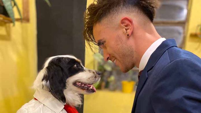 Joven se gradúa de medicina y celebra con su perrito