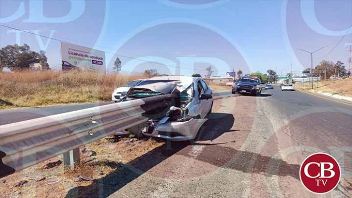 Auto queda ensartado en valla de contención en la Salida a Charo