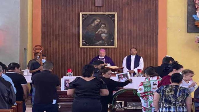 Obispo ofició misa a Edil y Asesor de Aguililla