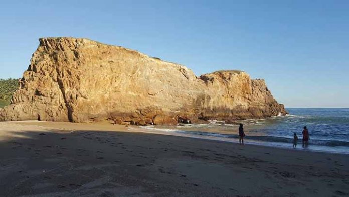 Hombre cae al mar y se lo lleva la marea en Lázaro Cárdenas