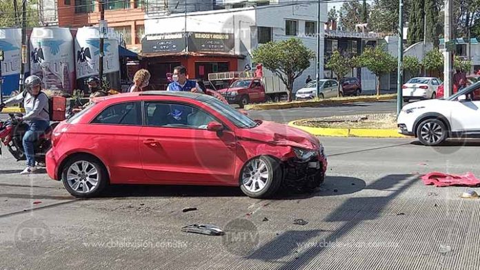 Choque de autos en la avenida Camelinas, hay un lesionado
